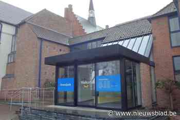 Dakdekker herstelt hardnekkig lek in inkomhal gemeentehuis