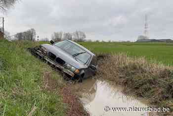 Vrouw (25) belandt met wagen in water van gracht