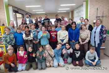 Bestuur deelt ludieke fruitstickers uit onder leerlingen voor Complimentendag