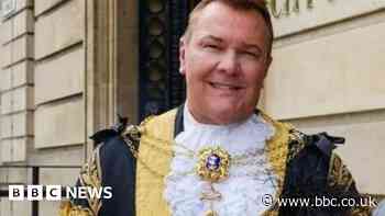 Former mayor who quit 'toxic' Labour group returns