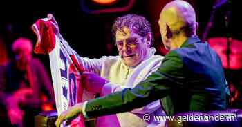 Oud-topvoetballer Willem van Hanegem (80) ontvangt koninklijke onderscheiding