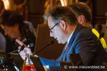 Oppositie vangt bot met kritiek na ontslag van schepen Tom Meeuws (Vooruit): “U kan nog geen bootje laten varen”