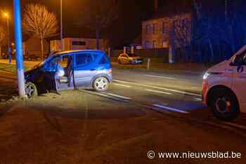 Verkeerd ingeschat manoeuvre eindigt tegen verlichtingspaal, geen gewonden