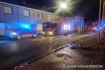 Drie huizen tijdelijk onbewoonbaar na brand, buurvrouw naar ziekenhuis