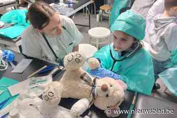 Kindjes opereren hun teddyberen in het UZ Gent: “Witte doktersjas blijft eng voor kinderen”
