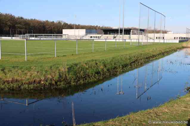 Slecht onderhouden grachten maken nagelnieuwe voetbalvelden onbespeelbaar