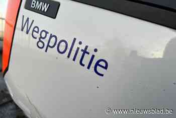 Man crasht met auto tegen middenberm op E40