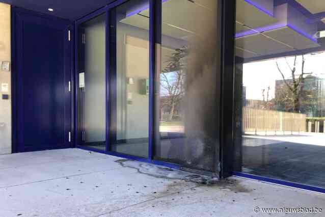 “We laten ons niet intimideren”: burgemeester verbolgen na aanslag met molotovcocktail op politiecommissariaat in Kortrijk