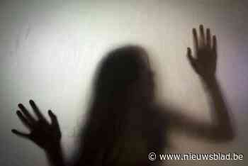 Man kruipt in bed bij stiefdochter en betast haar: vijftien maanden effectief