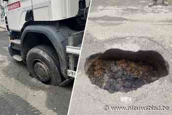 Vrachtwagen zakt door wegdek in Mechelen: voertuig getakeld, stad onderzoekt hoe zinkgat is ontstaan