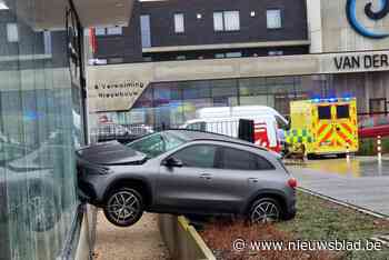 Beelden tonen hoe auto zich in raam van Delhaize boort