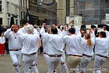 53 traditionele zwaarddans aan de kathedraal in Antwerpen