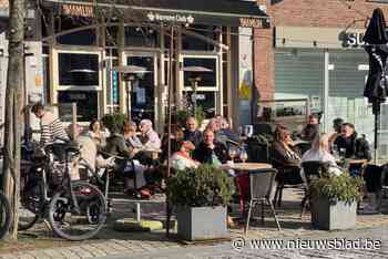 Daar is de zon, daar zijn de terrasgangers
