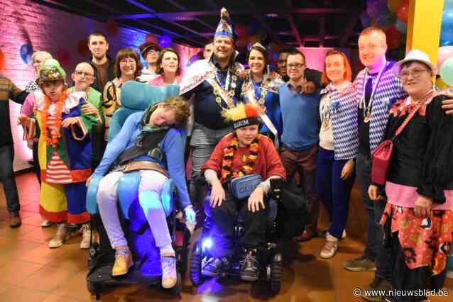 Mensen met beperking leven zich uit op succesvolle carnavalsfuif