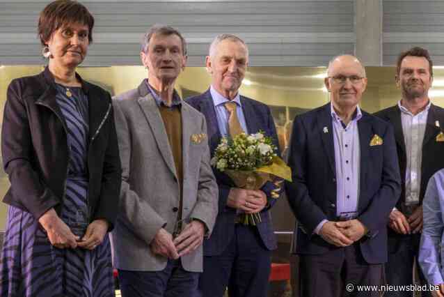 Marc (71) zakte in elkaar tijdens partijtje tennis, drie alerte vrienden en toevallige passant redden zijn leven: “Bij de wet van Murphy loopt alles fout, maar bij mij zat echt alles mee”