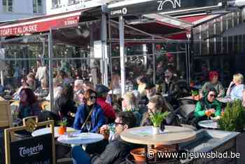 Hoera, de zon! Antwerpenaren nestelen zich op terrassen op zoek naar vitamine D