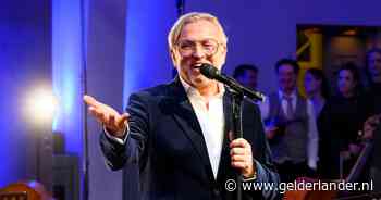 Met kleding doet Gordon het rustig aan, op het gebied van kapsels en accessoires gebeurt er wel van alles