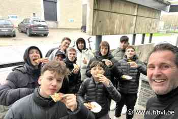 Cafetaria-uitbater tennishal en hangjongeren slaan handen ineen