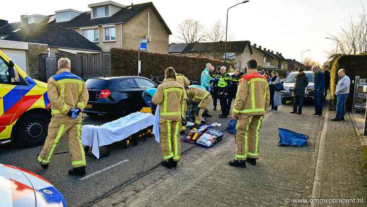 Overstekende man aangereden door auto, traumahelikopter geland