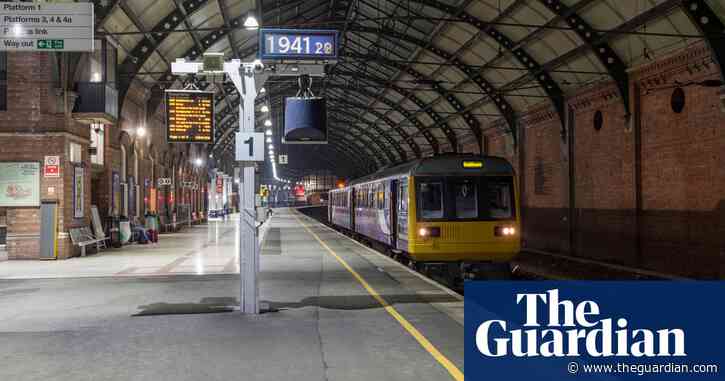 Electric cars produce twice as much CO as trains, says rail group data