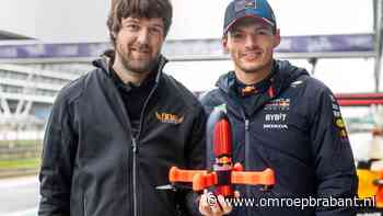 Max Verstappen wordt achtervolgd door dronepiloot op circuit