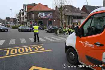 Kinderen basisschool De Stap bezetten kruispunt om onveilige situatie aan te kaarten