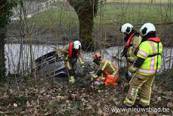 Auto wordt 80 meter meegesleurd in beek, vermoedelijk door vergetelheid van bestuurder