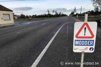 Verschillende ongevallen door modder op de weg in Zandstraat: landbouwer moet grachten herstellen