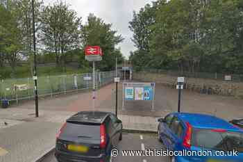 Hither Green Station: Man dies after being hit by a train