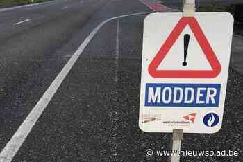 Verschillende ongevallen door modder op weg: landbouwer moet grachten herstellen