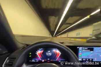 Influencer die zichzelf talloze keren filmde terwijl hij verkeersinbreuken pleegde, is vrij onder voorwaarden: “Snelheden van meer dan 250 km/u”