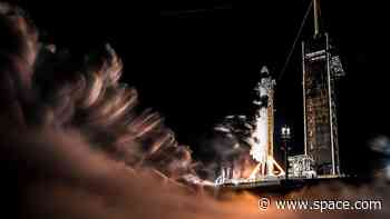 SpaceX fires up rocket ahead of March 1 astronaut launch (photos)