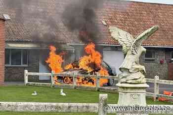 Auto gaat volledig in vlammen op: “Brand is accidenteel ontstaan”