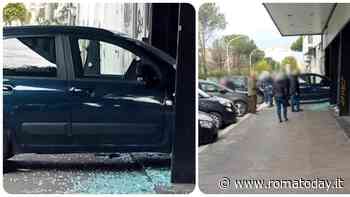 Sbaglia manovra e finisce con l'auto dentro al cinema