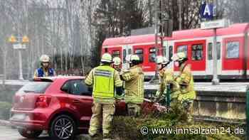 Sperrung am Mittwochmorgen: Seniorin (81) setzt Auto ins Gleis