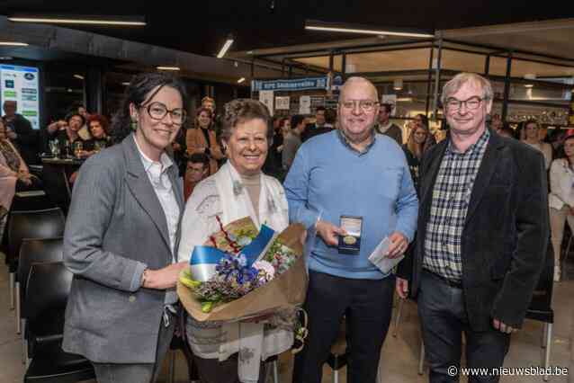 Voetbalclub zet bestuurslid Roger (82) in de bloemetjes: “In de jaren ’60 en ’70 scoorde ik 250 doelpunten voor de eerste ploeg”