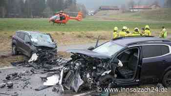 Frontal zusammengeprallt: Zwei Personen aus Wracks befreit - drei Verletzte