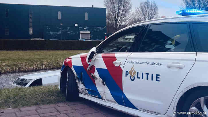 Politie ramt Mercedes Vito de sloot in na wilde achtervolging