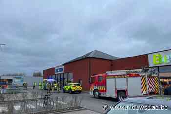 Terwijl vlakbij zware brand woedt, krijgen acht werknemers van warenhuis hoofdpijn door defect in CO2-installatie