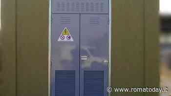 Pusher 20enne nasconde 115 panetti di hashish dietro una cabina elettrica