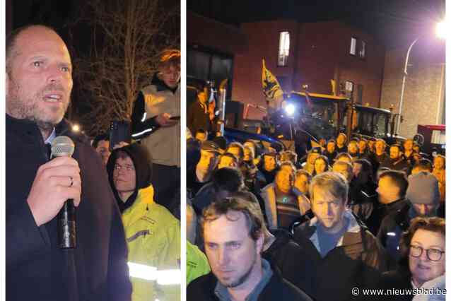 Boeren belegeren dorpscentrum Peizegem waar Theo Francken gespreksavond heeft: “We gaan niet weg voordat we hem hebben kunnen spreken”