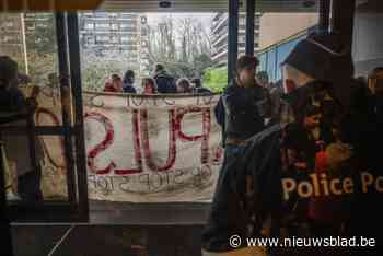 Uitzetting kraakpand aan Kolonel Bourgstraat in Schaarbeek stopgezet na protest
