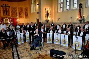 Banjo-orkest verrast Alfons Bouckaert (bijna 100)