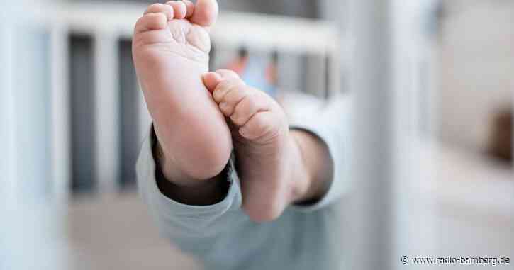 Babyfuß im Gitterbettchen eingeklemmt: Feuerwehr muss helfen