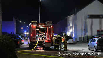 Feuerwehreinsatz in Massing: Teleskoplader geht in Flammen auf