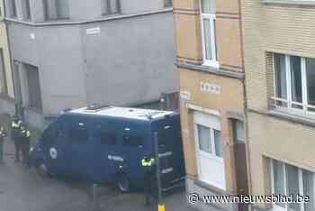 Verdachte gearresteerd na huiszoeking bij dealer thuis, politie neemt ook drugs in beslag