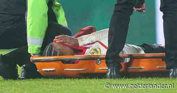 Feyenoord vreest voor zware blessure: Calvin Stengs huilend en per brancard van het veld