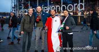 Salah en zijn vrienden bedachten een nieuwe Rotterdamse modetrend: de Feyenoord-djellaba