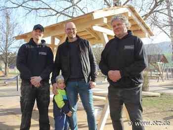 Lieferung per Gabelstapler: Geschenk für Schulkinder im Saale-Holzland-Kreis