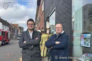Auto rijdt in op immo-kantoor na gebrekkig parkeermanoeuver: “Gelukkig waren de kinderen al naar school”
